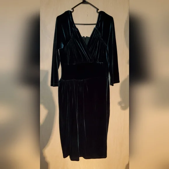 Vixen by Micheline Pitt Startlet Wiggle in Hunter Green Velvet, Size 2x GUC - Picture 2 of 6